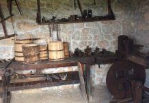 Od tovara drveta za tri dana se izrađivalo osam kačica od 10 litara