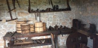 Od tovara drveta za tri dana se izrađivalo osam kačica od 10 litara